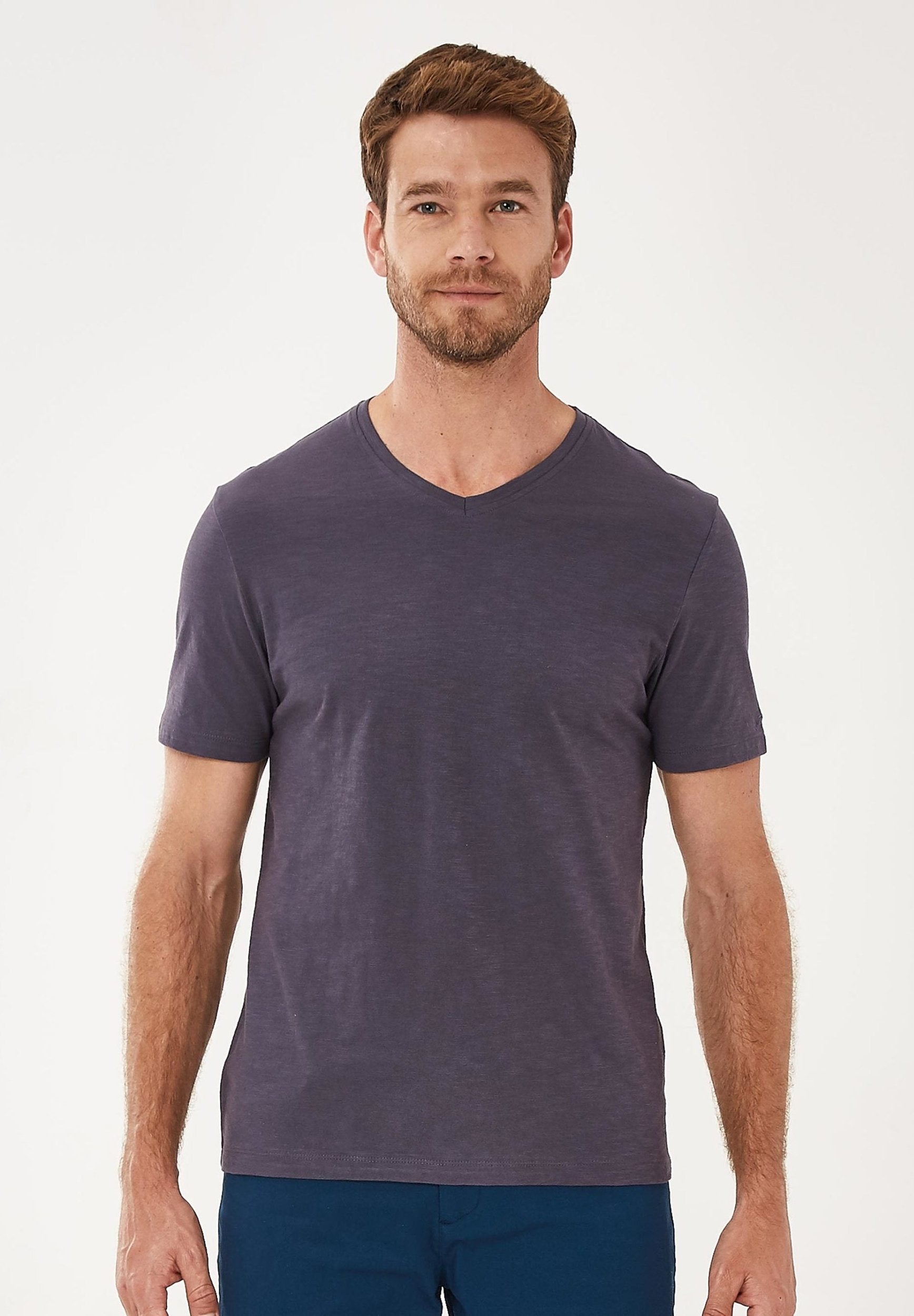 Basic T-Shirt V-Ausschnitt Nachhaltige Herren Mode mit Bio-Baumwolle aus 