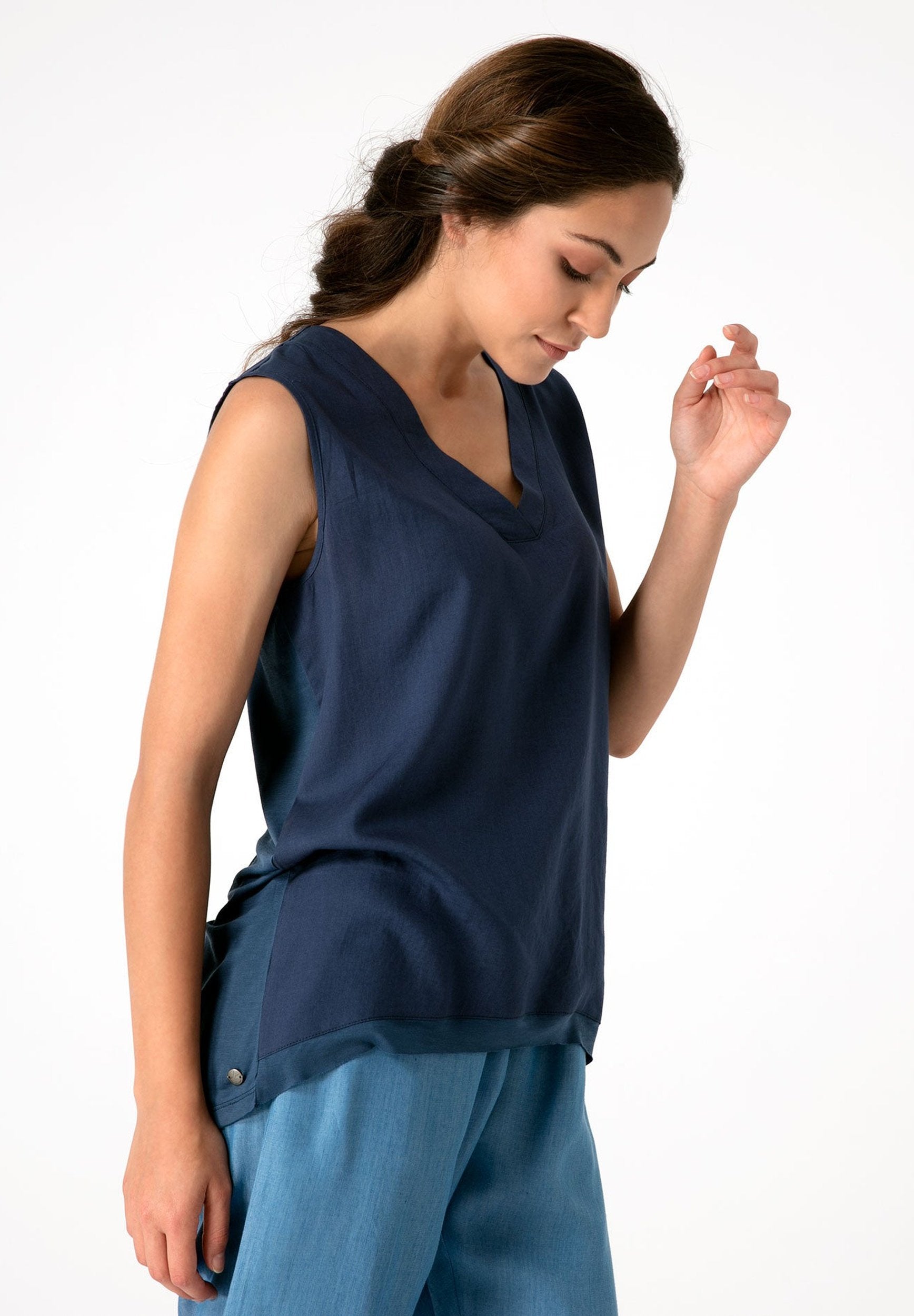 Ärmellose Bluse aus TENCEL™ Lyocell mit V-Ausschnitt